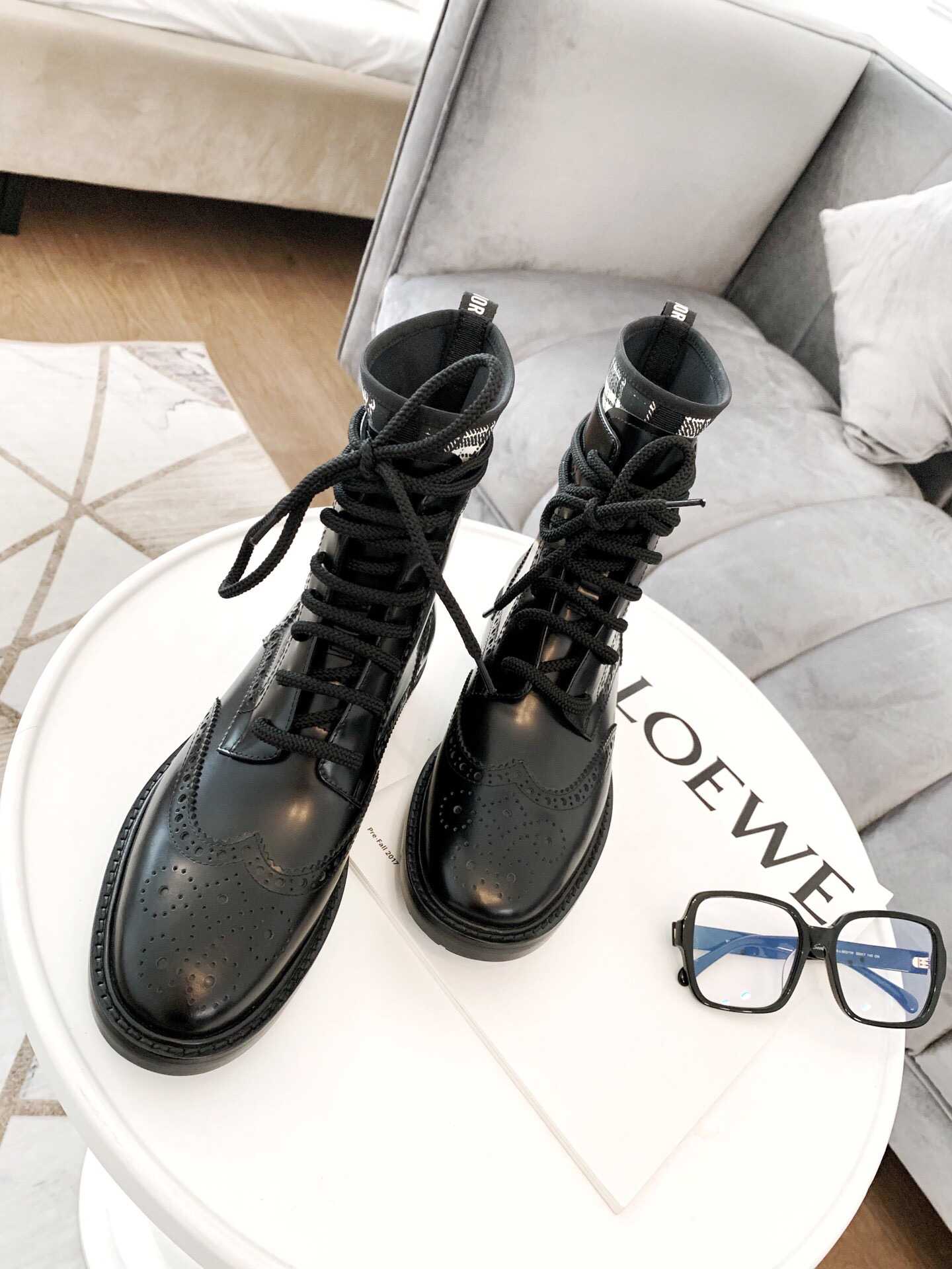 CD LEATHER CUTOUT SHORT BOOTS